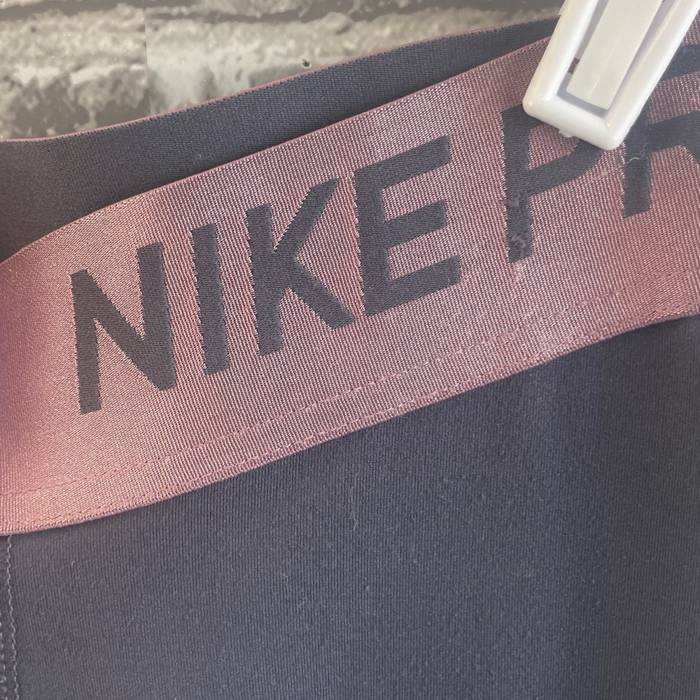 Nike Pro leggings
Gray Leggings with Pink Waistband - Picture 3 of 6